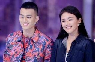 两个人讲吃瓜娱乐圈,两位吃瓜群众的甜蜜碰撞